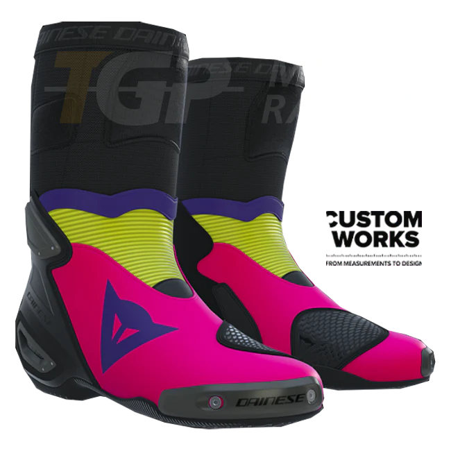 Dainese Axial 2 Racing und Straßen Motorradstiefel | Herren | Fuxia / Viola / Fluogelb | Custom Works